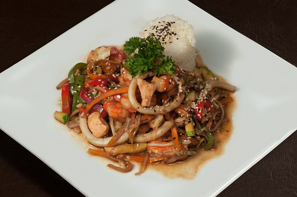 Wok de langostinos, calamares y salmón 