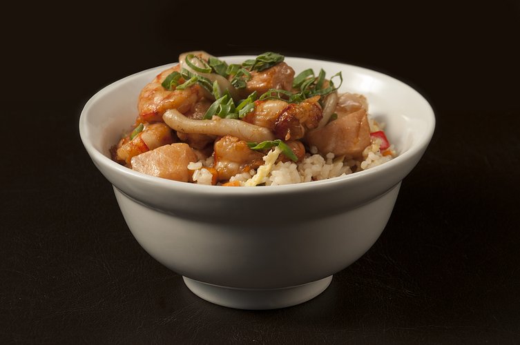 Yakimeshi de langostinos, calamares y salmón 