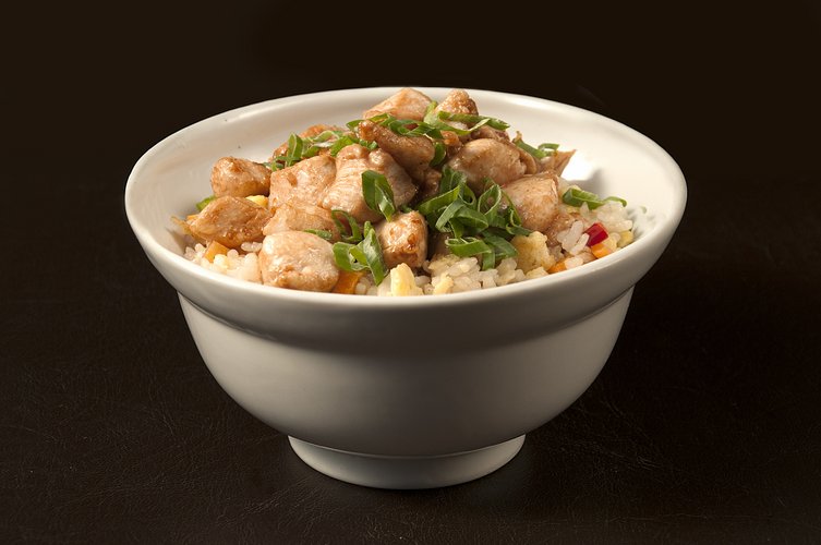 Yakimeshi de pollo 