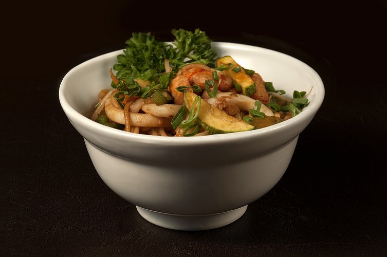 Yakisoba de langostinos, calamares y salmón xp2